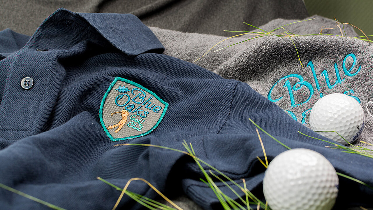 [Translate to Vietnamesisch:] embroidered golf wear polo and towel