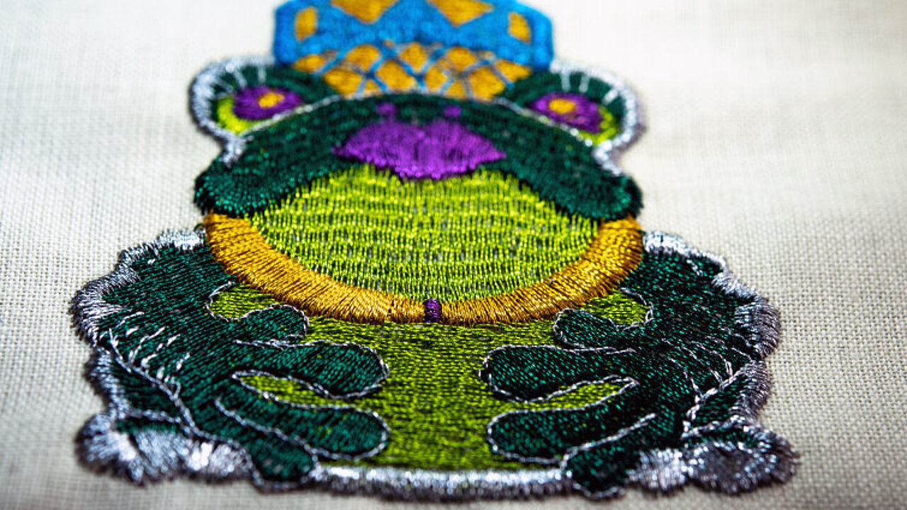 [Translate to Türkisch:] frog metallic embroidery design